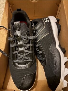 Under Armour woMen's Black white softball  cleats